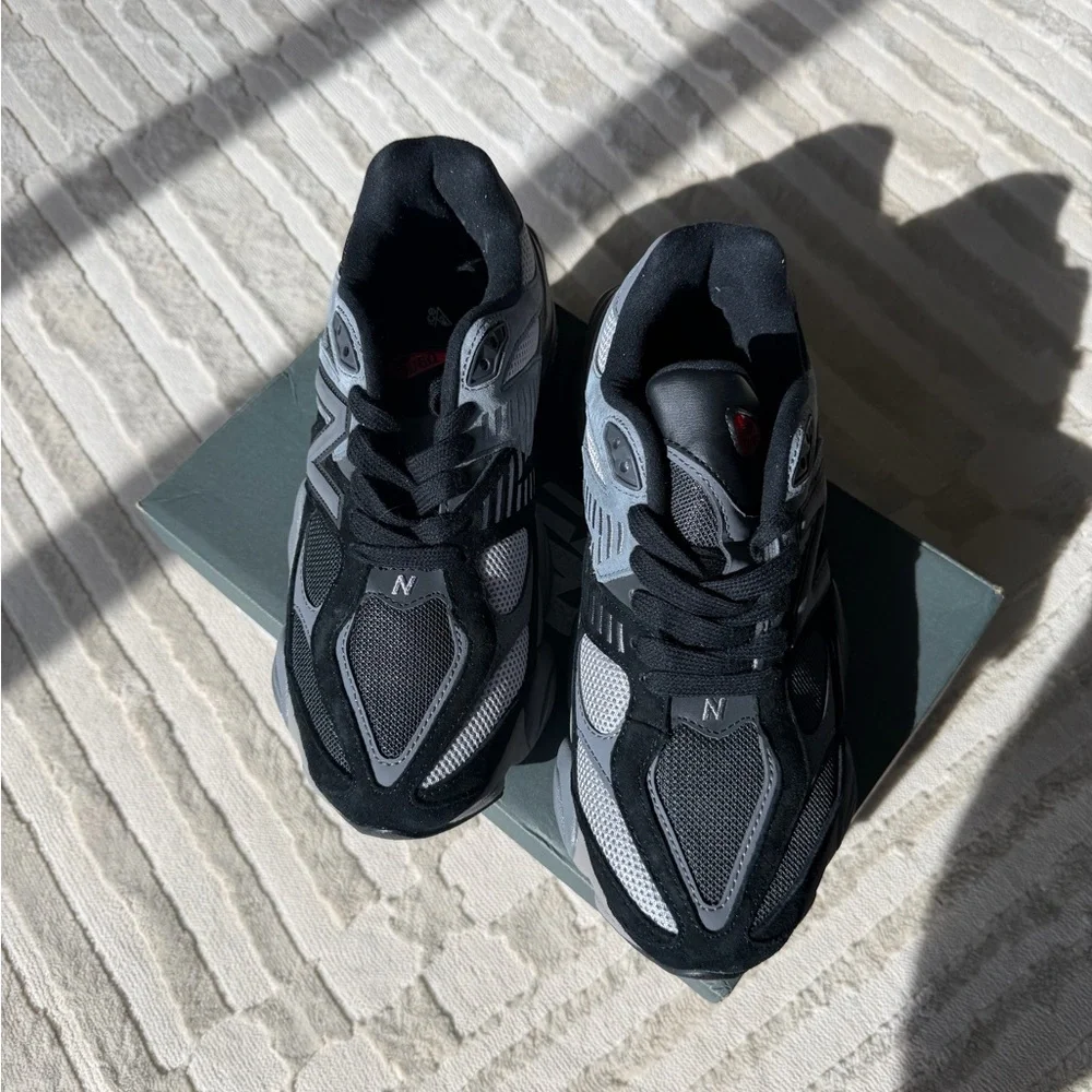 New Balance Men's Black and Gray Athletic Sneakers